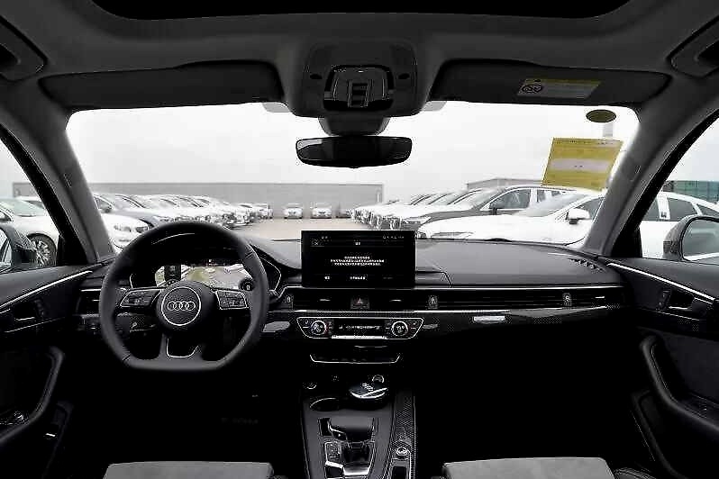 不但里外变运动，连车机都变好用了！变革中的奥迪A4L