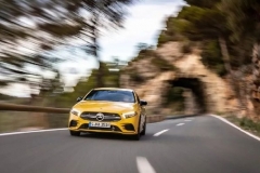 恶意划花车辆，外国小哥遭车主暴揍 | 小视频