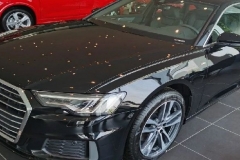 原来的“官车”已经脱下西装，换上运动服后把妹不输5系