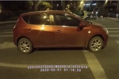 绿灯还有8秒就停车，司机怒拔前车钥匙开车离去！网友：拔的好