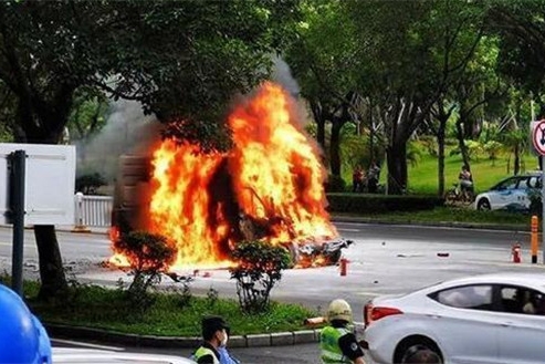 深圳电动货车追尾起火导致司机死亡，南京依维柯正密切关注