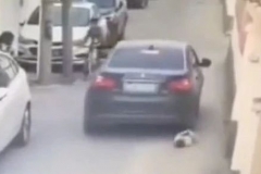 孩子从婴儿车中掉出浑然不知，粗心老人致小朋友遭碾压 | 小视频