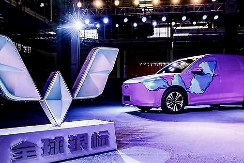 终于，五菱还是动了品牌向上的心