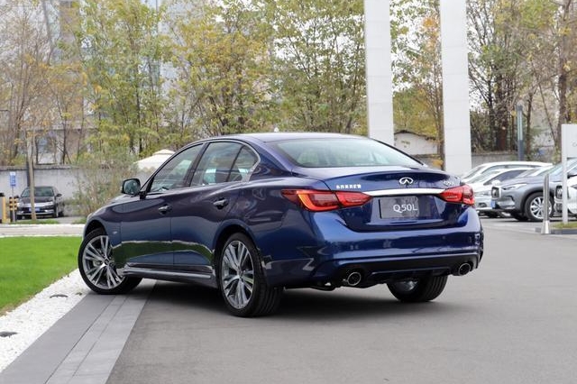 适合抄底的豪华后驱车，底盘不输雷克萨斯，入门跌至21万