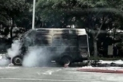 深圳一纯电动厢货被追尾，起火司机遇难，新能源真的成熟了么？