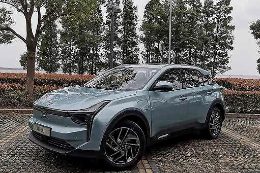 全自动停入小车位，试驾纯电SUV哪吒U