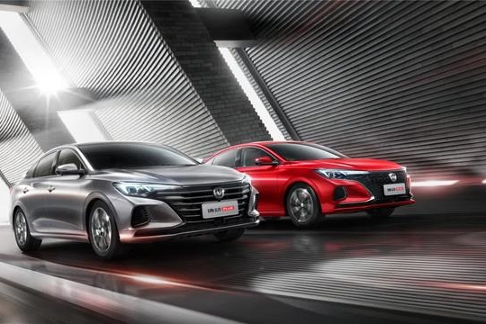 敢直播撞车就不怕翻车？逸动PLUS表示：基础题，小意思！