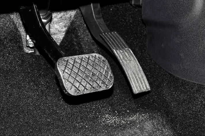 为什么刹车踏板比油门高？可不只是为了安全​