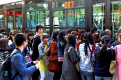 三节车身总长25米，只生产了1台！陆地最大巴士为何不受待见？