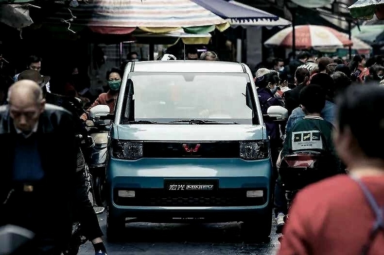 老年代步车终结者，2.98万的五菱宏光MINI EV，城市首选