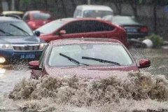 广州暴雨告诉我们，车子被淹千万不要启动车辆！联系保险、拖车