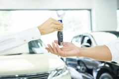 跟朋友借车，他把快没油的车借给我，这是几个意思？