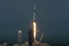 太空旅行时代到了！马斯克载人飞船发射成功，特朗普也来了，惊心动魄72小时回顾