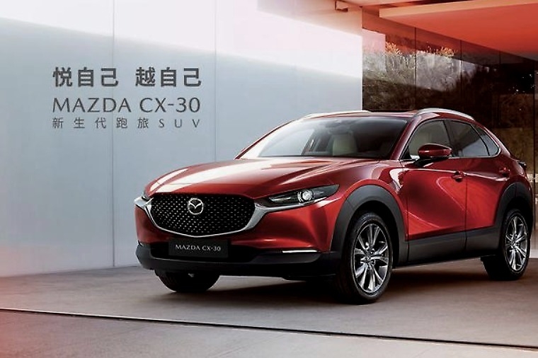 12.99万起，仅高配车具备LED日行灯，马自达CX-30成为陪练者？