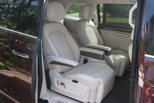 别克GL8太难了，大众威然顶配40万内拿下，二排头等舱待遇很少见