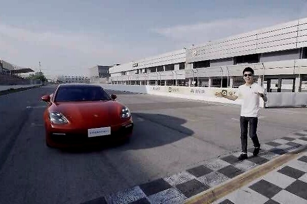 买一辆保时捷帕拉梅拉选配要花多少钱？一天花了200万！