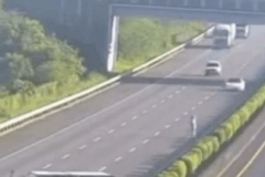 特斯拉Model 3 撞向侧翻货车 自动辅助驾驶失灵