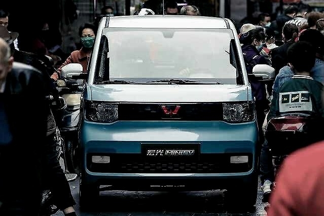 不到3万人民币就能买到的正经买菜车？五菱宏光MINI EV购买分析