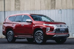 趁着普拉多的空窗期，预售30万起，新款帕杰罗劲畅戏路挺广