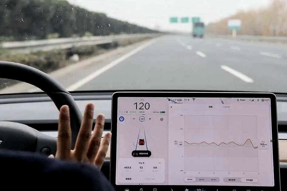 又一起严重车祸，请不要再说特斯拉的Autopilot智能了！
