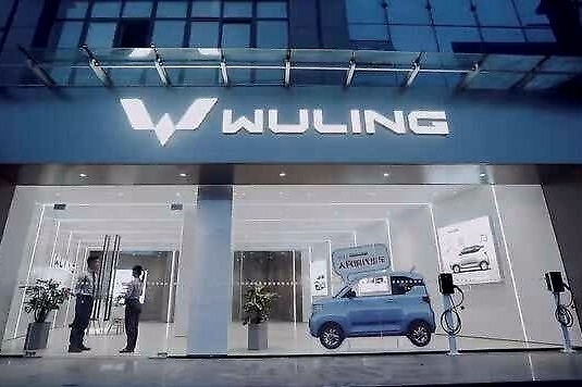 年底将扩大至60家，全国首家五菱新能源体验店正式落户河南商丘