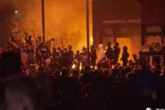 美国各州暴乱频发，所到之处店铺洗劫一空，特朗普决定要亲手搞定