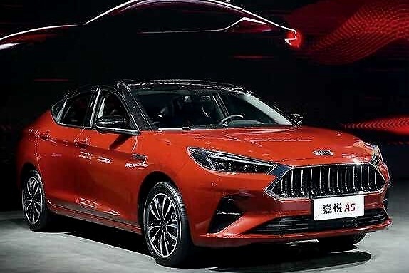 轴距2米76，溜背设计，颜值不输思域，现降至5.8万起，还看啥帝豪