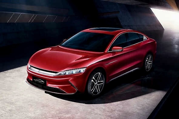 探秘比亚迪电池工厂:除了不自燃，刀片电池还有什么优势?