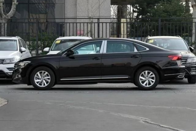 圈粉百万辆，大众帕萨特2020款归来，标配气帘雅阁没它良心