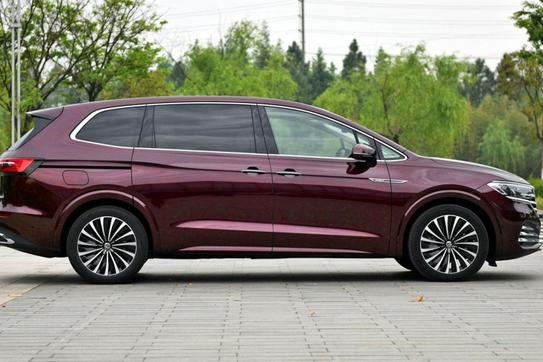 底气超足！上汽大众威然28万起售，挑战别克的价格埃尔法的享受