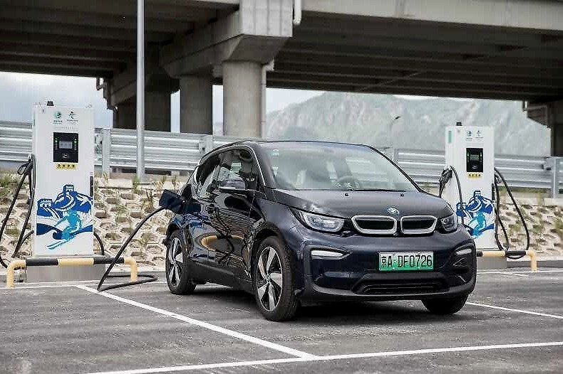 续航担忧不存在！宝马电动车每50公里设一个充电桩？