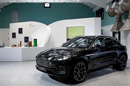 阿斯顿·马丁首款SUV DBX逐美之行艺术展中国开幕