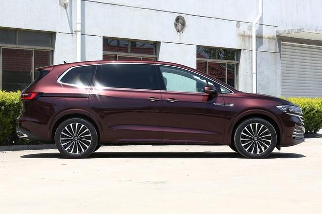 最懂老百姓的MPV威然上市，外观霸气商务风，二排按摩沙发坐