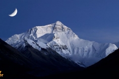 登顶珠峰的勇士，与他们背后的钢铁洪流