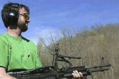 美国老百姓人人有枪，为何在军警镇压他们时，不用枪还击？