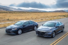 教练车马路上公然别车，还想持械伤人？ | 小视频