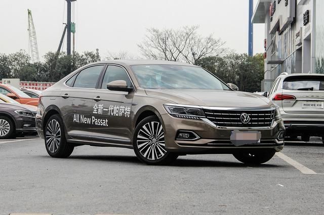 大气的中级轿车还得看帕萨特，空间比凯美瑞大，起售价18.49万