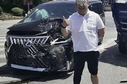 百万级“面包车”LM首撞！车主毫发无损心情大好现场“点赞”？