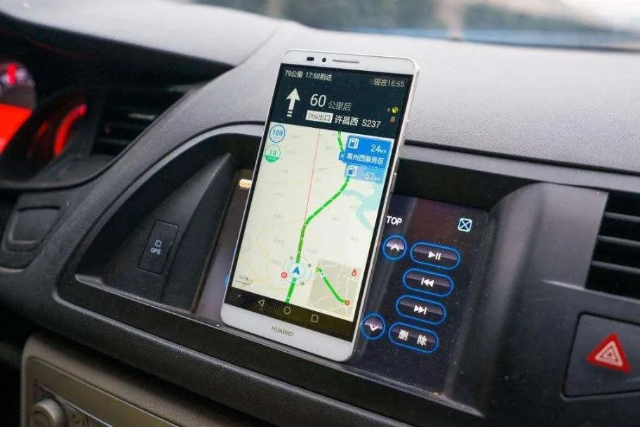 车主注意！6月起开车时慎用手机导航，不注意就可能被扣分罚款？