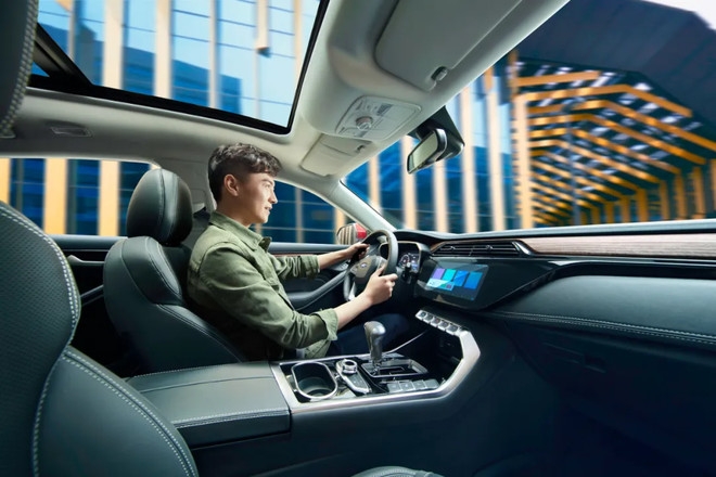 路边都能合法摆摊了，开车当然也能用微信！