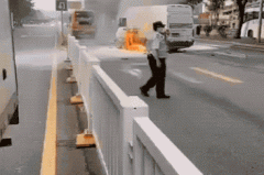 又烧一台！电动车追尾起火致司机死亡，安全底线又被推到风口浪尖