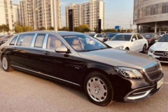 大老板提车带上客车司机，看到座驾就明白了，一般司机真开不走