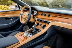 这款宾利国内首次上市，售价260.90万起，动力依然强劲