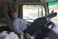 服务区睡一觉被罚2400元超时费！车主：堵车算谁的？