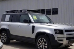 实拍全新一代路虎卫士长轴版 配外挂式备胎 两种动力供选择