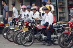 “地摊经济”都转正了，摩托车何时能重返人间烟火？