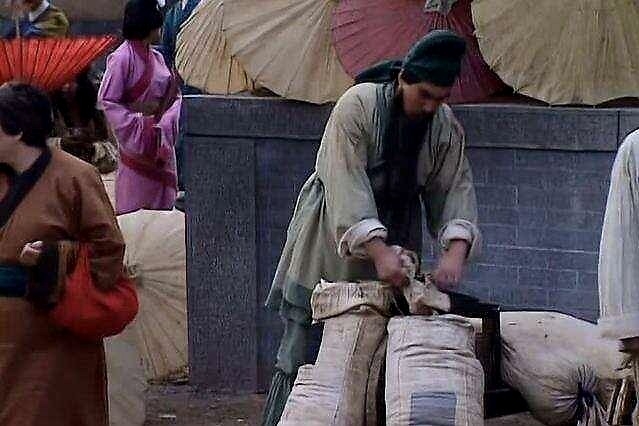 下一个李书福说不定正在摆地摊，那些摆过摊的汽车大佬，都有谁？