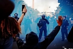 特朗普默许美军动用声波炮开路，民众下跪也不放过，这次闯了大祸