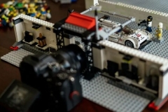 玩车｜他又用乐高积木还原了赛车的大场面，这次是保时捷