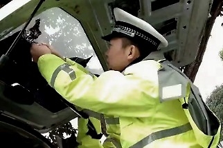 “亮窗行动”再次升级，私家车成重点目标，逮到就罚200元